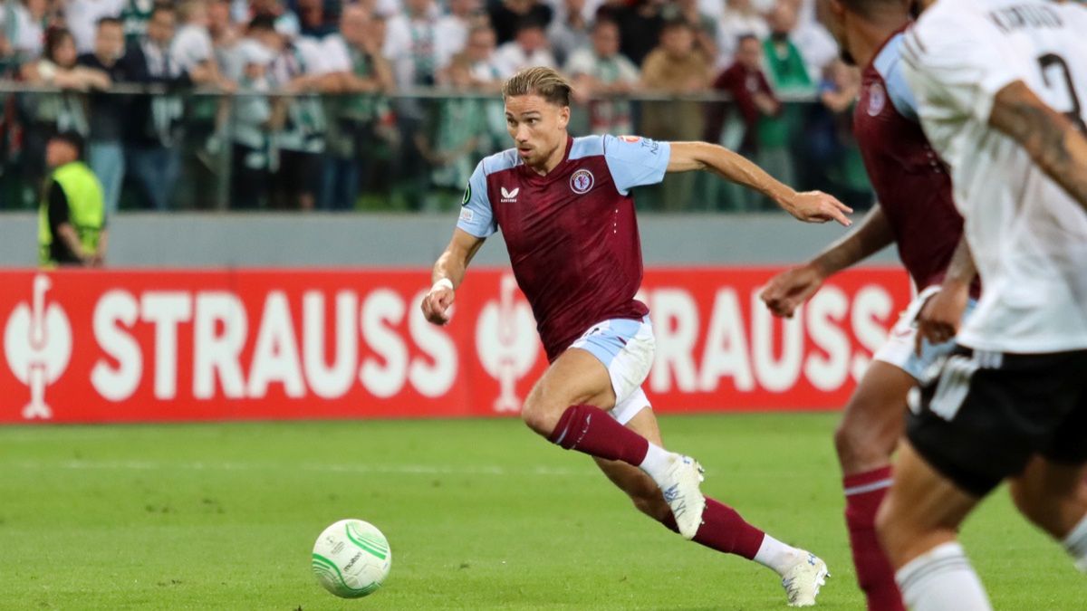 Matty Cash w meczu Aston Villi z Legią Warszawa