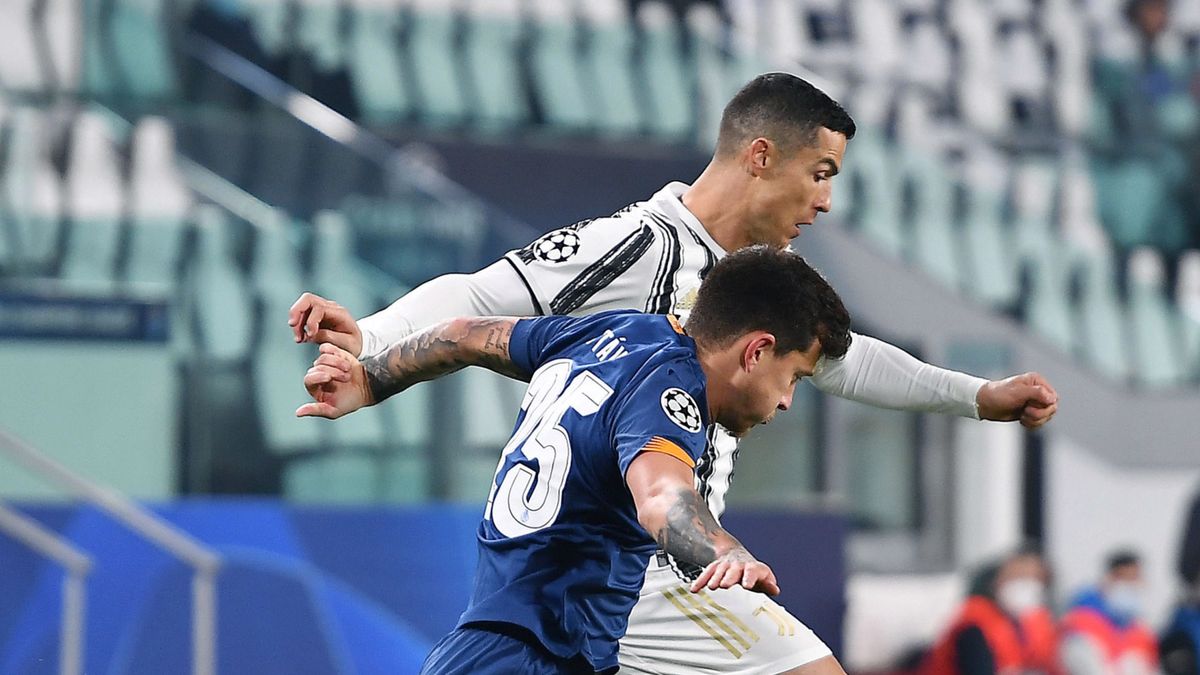 PAP/EPA / ALESSANDRO DI MARCO / Na zdjęciu: Cristiano Ronaldo (z piłką) i Otavio