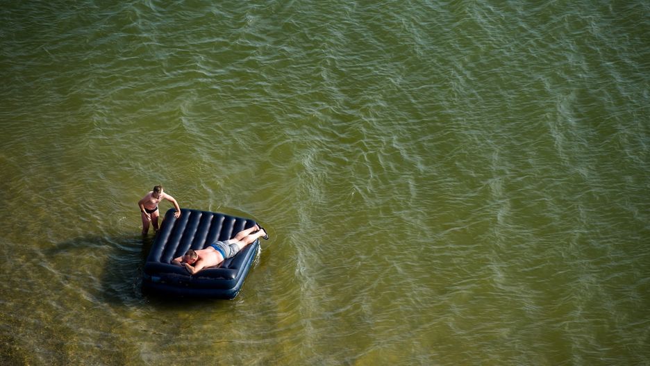 Jezioro Jezuickie: Mężczyzna pływając na materacu w podbydgoskim jeziorze wpadł do wody