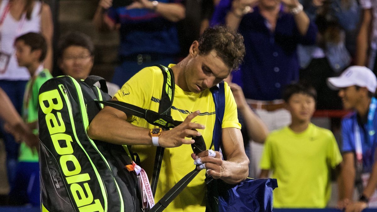 PAP/EPA / ANDRE PICHETTE / Rafael Nadal opuszcza kort po porażce