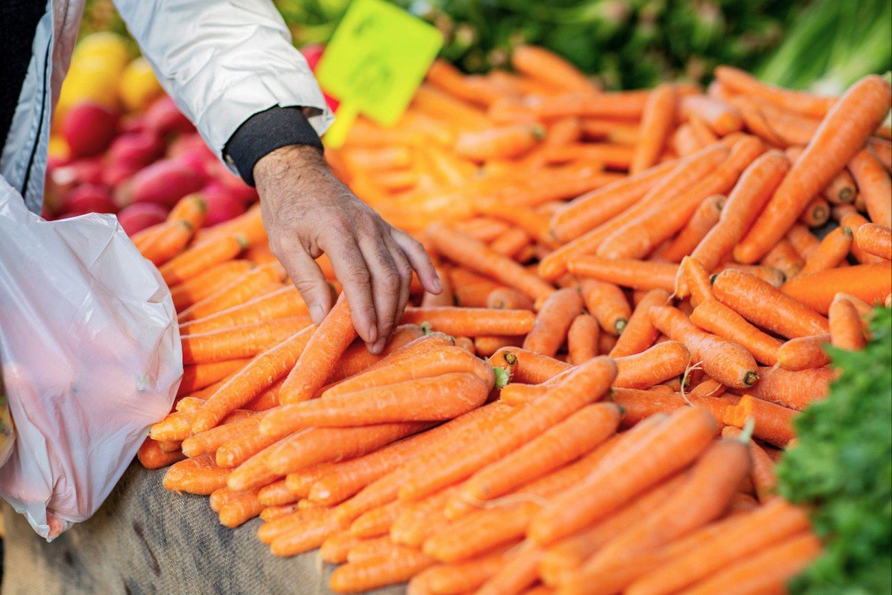 Wysłali marchew do Polski. Zarobili prawie 8 mln zł. Oto skąd pochodzi