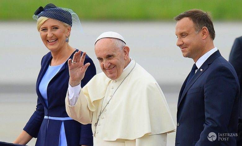 ŚDM 2016: Papież Franciszek wylądował w Krakowie. Para prezydencka powitała go z najwyższymi honorami