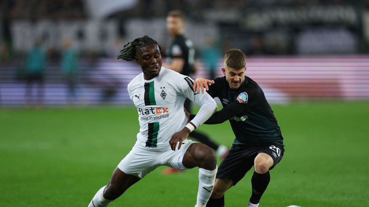 Na zdjęciu od lewej: Kouadio Kone i Romano Schmid podczas meczu Borussia M'gladbach - Werder Brema