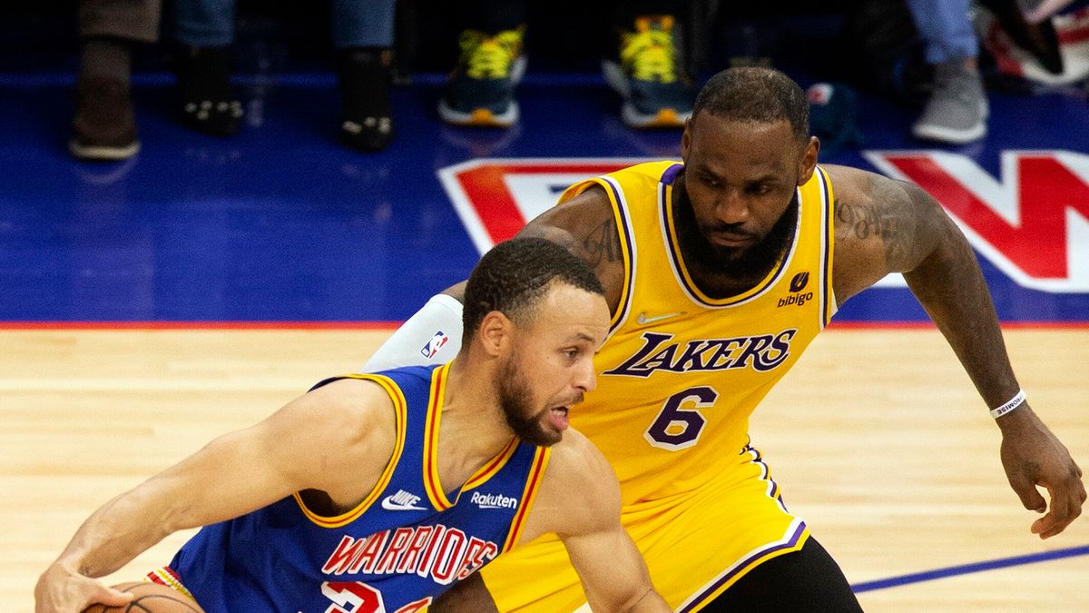 Zdjęcie okładkowe artykułu: PAP/EPA / D. ROSS CAMERON / Na zdjęciu: Stephen Curry i  LeBron James