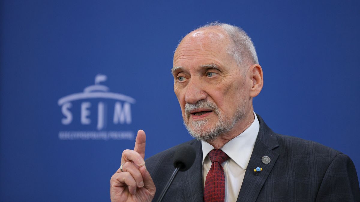 Warszawa, 05.08.2025. Poseł PiS Antoni Macierewicz podczas konferencji prasowej w Sejmie w Warszawie, 5 bm. Zakończyła się część niejawna posiedzenia Sejmu podczas której posłowie zajmowali się sprawozdaniem komisji regulaminowej ws. wniosku o wyrażenie zgody na pociągnięcie do odpowiedzialności karnej posła PiS Antoniego Macierewicza. Wniosek do Sejmu skierował na początku lipca br. ówczesny szef MS, prokurator generalny Adam Bodnar. Poinformował wówczas, że prokurator zamierza postawić posłowi PiS zarzut, że jako m.in. szef podkomisji smoleńskiej ujawnił ściśle tajne informacje. Głosowanie w tej sprawie zaplanowano w popołudniowym bloku głosowań. (sko) PAP/Paweł Supernak