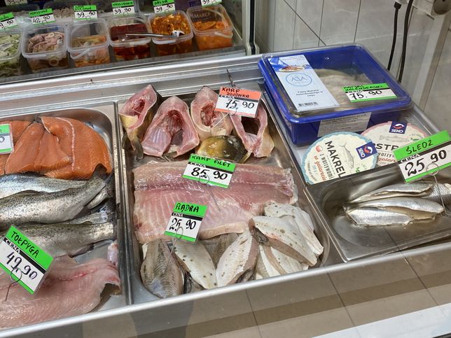 W sklepie rybnym na bazarze można kupić tylko filety lub karp dzwonka