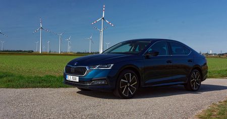 Škoda Octavia iV już w salonach. Znamy ceny hybrydy plug-in