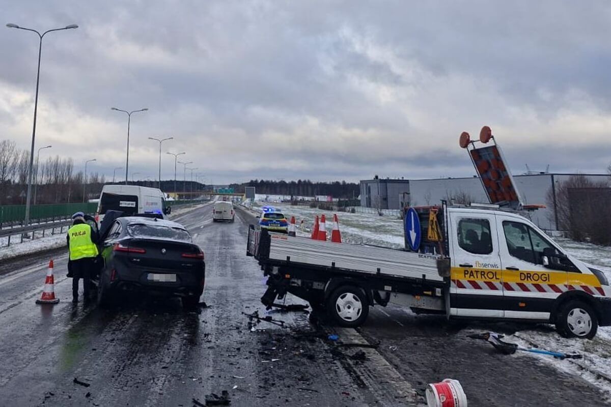 Kierowca BMW uderzył w auto służby drogowej na S17