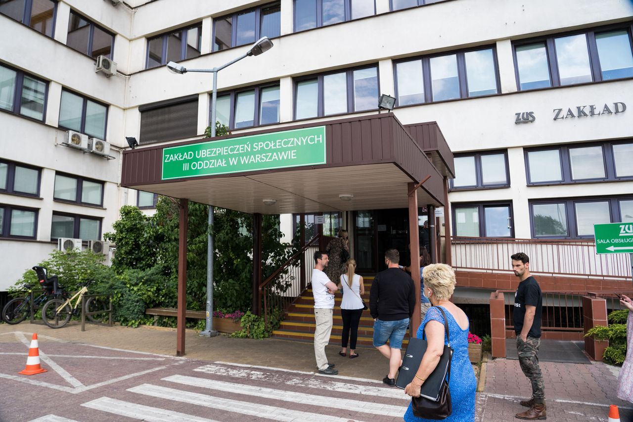 140 tys. Polaków straciło pieniądze z ZUS. Ministerstwo obiecuje pomoc