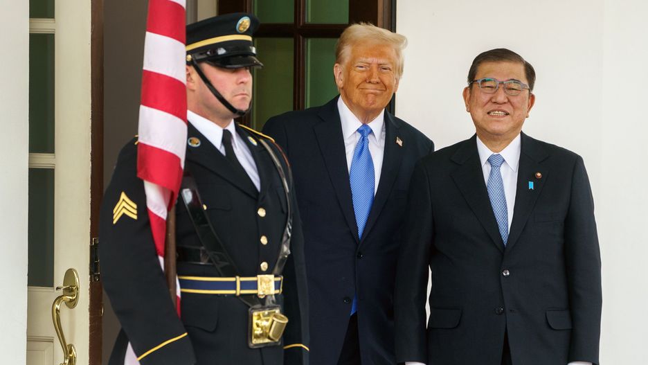US President Donald Trump (C) greets Prime Minister of Japan Ishiba Shigeru (R), at the White House, Washington, DC, USA, 07 February 2025. EPA/WILL OLIVER Dostawca: PAP/EPA.