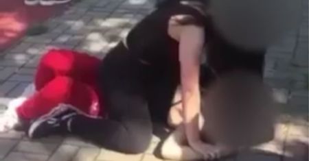 Dantejskie sceny na szkolnym boisku. "Przeproś, że żyjesz!"