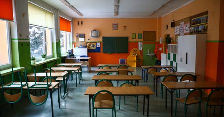 Koronawirus. Rośnie liczba szkół, które pracują hybrydowo lub zdalnie