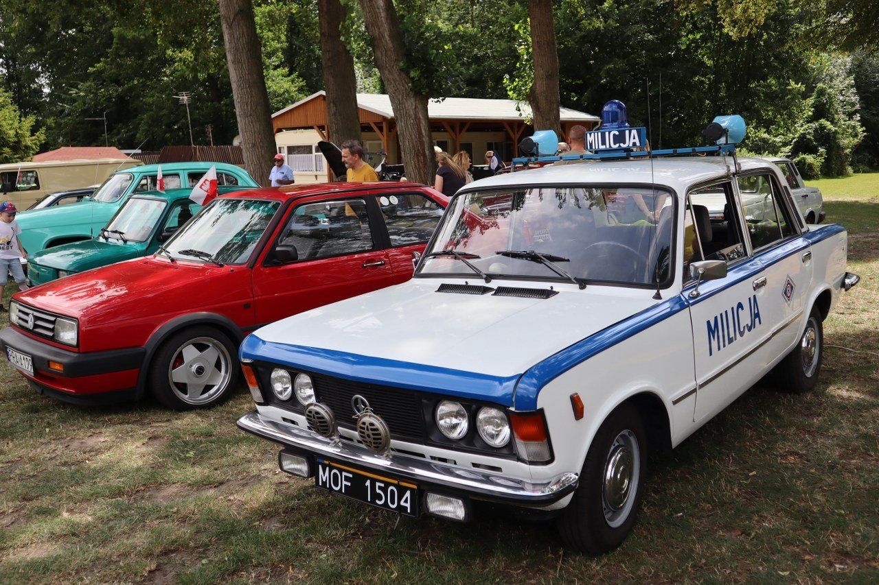 Motoplaża na letnisku w Osiecznej. Można było zobaczyć motoryzacyjne perełki sprzed 1995 roku