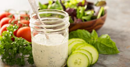 Ranch – jak przygotować pyszny amerykański dressing do sałatek?