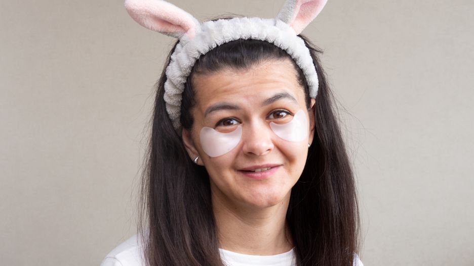 Jak prawidłowo nosić opaskę kosmetyczną?