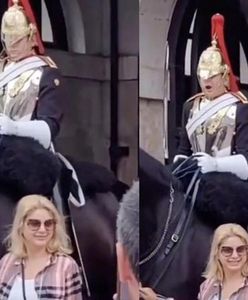 Turystka przegięła? Gwardzista brytyjskiej królowej nie wytrzymał