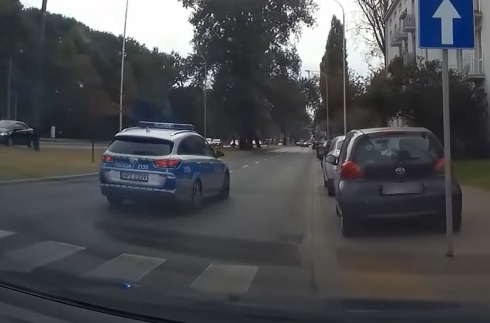 Za ferrari natychmiast pognał radiowóz.