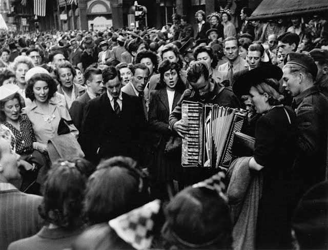 Mocne, czarno-białe fotografie uliczne z Londynu lat 30. i 40. 2