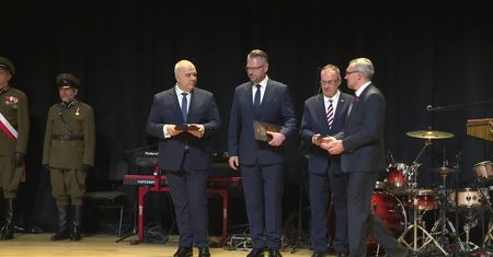 Jacek Sasin z medalem od Poczty Polskiej. “Himalaje absurdu”