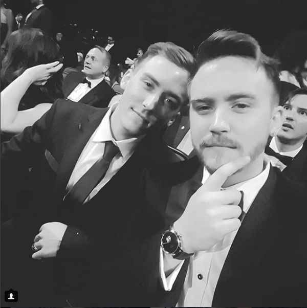 Bliźniacy podczas rozdania nagród Emmy [Instagram.com](https://www.instagram.com/p/BY4nuuVFxUv/?taken-by=zerowbe)