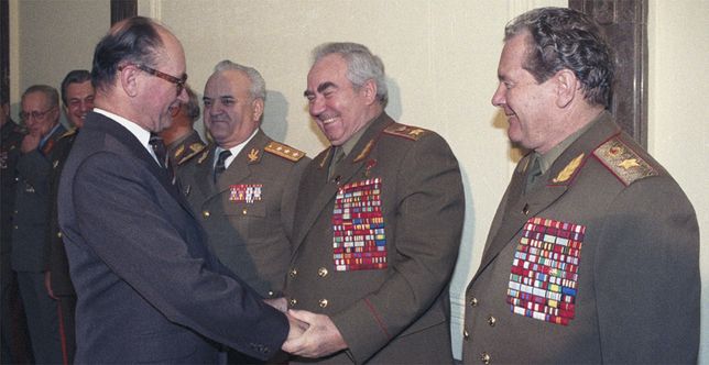 Gen. Wojciech Jaruzelski wita marszałka Wiktora Kulikowa na spotkaniu Komitetu Państw Stron Układu Warszawskiego w Warszawie, rok 1986.