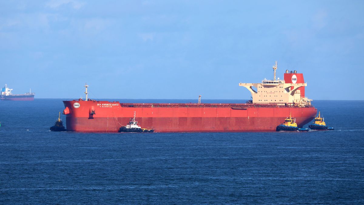 Tankowiec z rozbitkami zacumował w Gdyni 