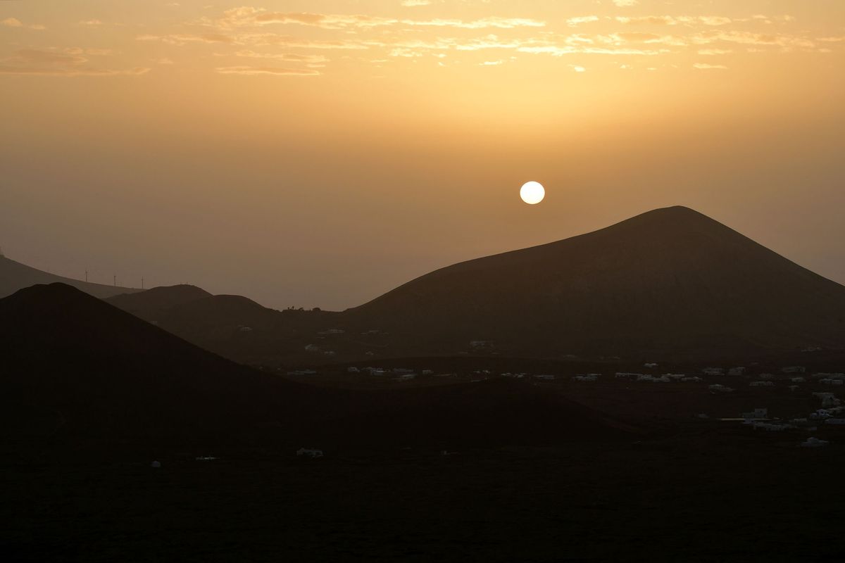 Tak z powodu kalimy wyglądał wschód słońca na Lanzarote (Wyspy Kanayjskie) 
