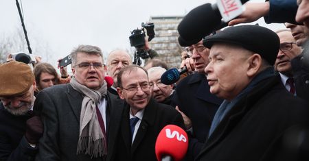 Zamieszanie pod Sejmem. Kaczyński odchodzi z Kamińskim