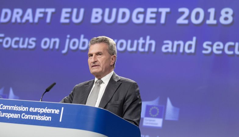G&#252;nther H. Oettinger, komisarz odpowiedzialny za budżet i zasoby ludzkie.