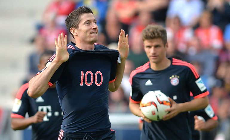 Robert Lewandowski świętuje bramkę numer 100 w Bundeslidze