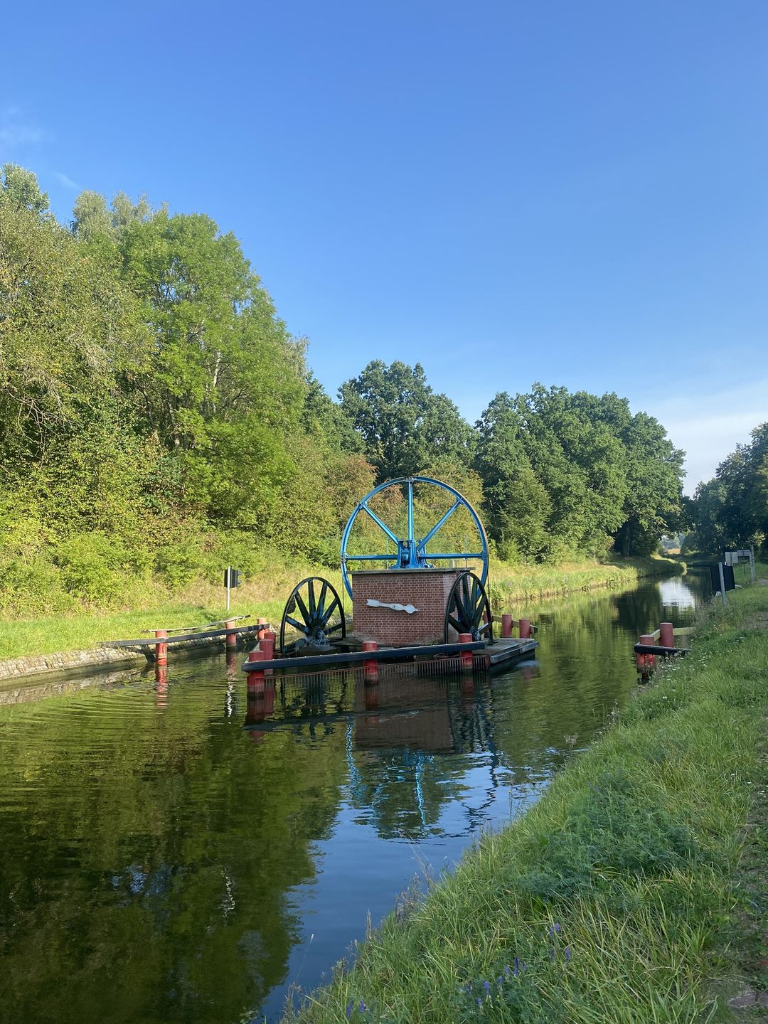 Statek "jedzie" po trawie. To jedyna taka atrakcja turystyczna na świecie. Rejs trwa kilka godzin, ceny zaczynają się od ok. 100 złotych za osobę dorosłą