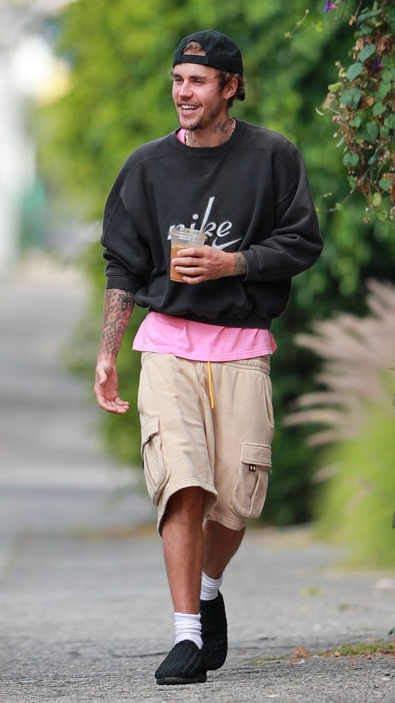 Justin i Hailey Bieberowie na porannym spacerze