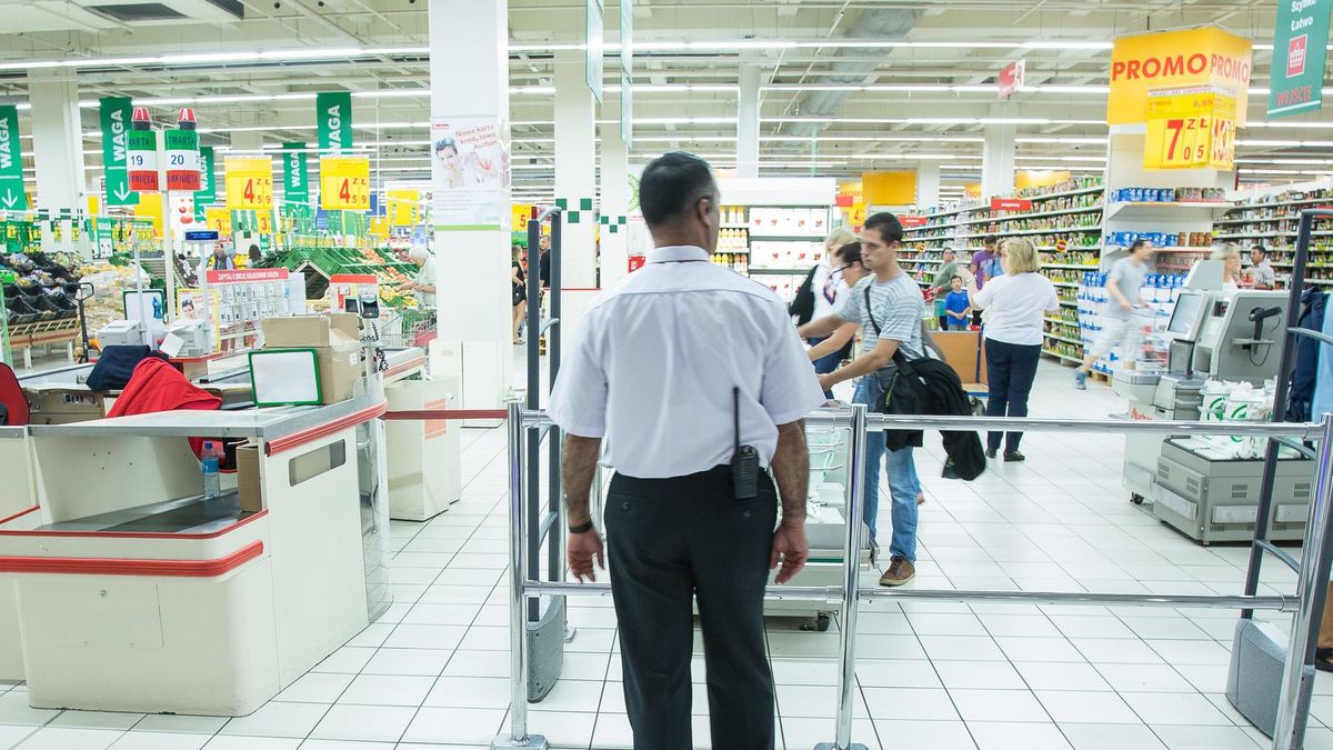 Firmy ochroniarskie w niedziele wysyłały do pracy sklepach wzmocnione zespoły ochroniarzy.