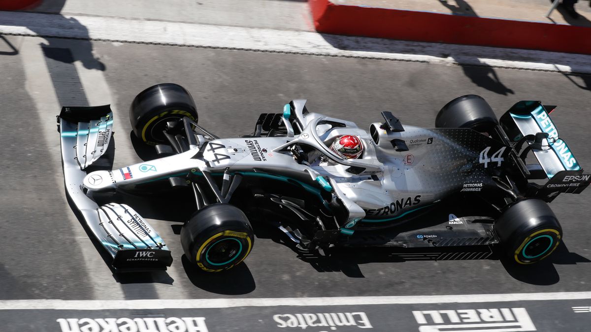 Lewis Hamilton w alei serwisowej