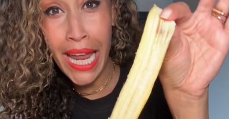 Zamiast myć, pociera skórką od banana. Fenomenalny efekt