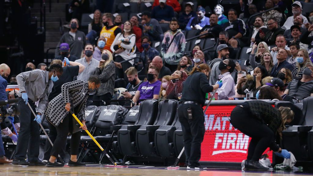 Getty Images /  Lachlan Cunningham / Na zdjęciu: Służby porządkowe po wyczynie kibica