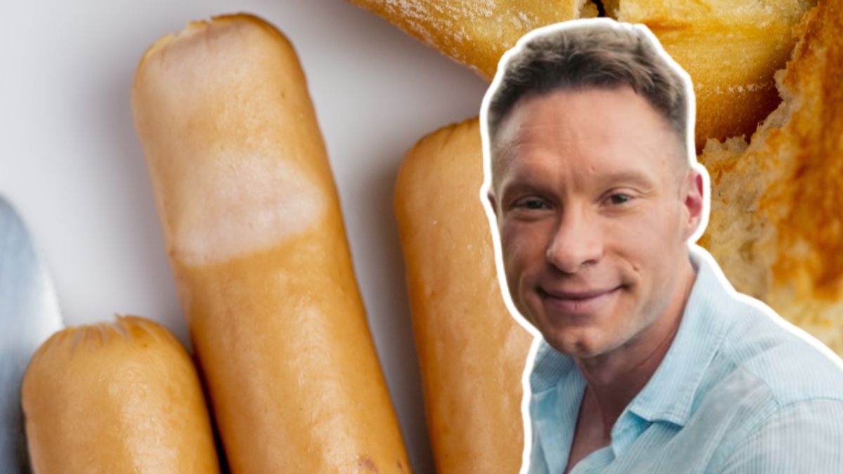 Michał Wrzosek pokazuje, co znajduje się w parówkach