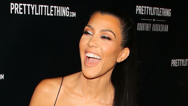 Kourtney Kardashian pozuje w SKĄPYM bikini przed lustrem