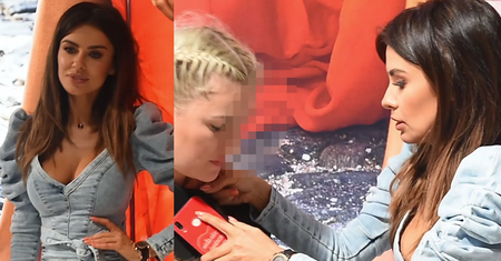 Siwiec wyciera telefon w bluzkę fanki do perfekcyjnego selfie