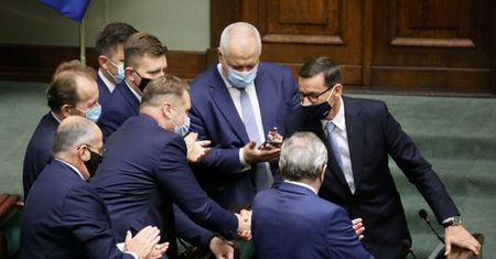 Chcą jawności majątku rodzin polityków. Krytyczny raport o korupcji Polsce