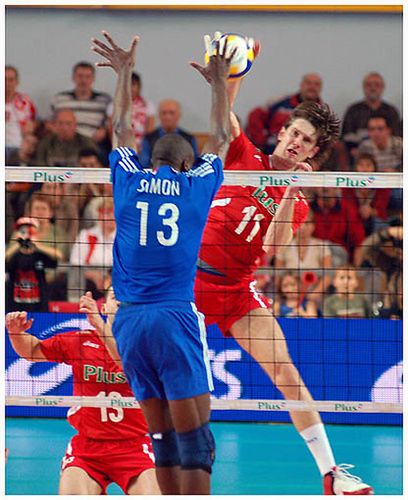 Robertlandy Simon próbujący zablokować Łukasza Kadziewicza (fot: sportowefakty.pl)