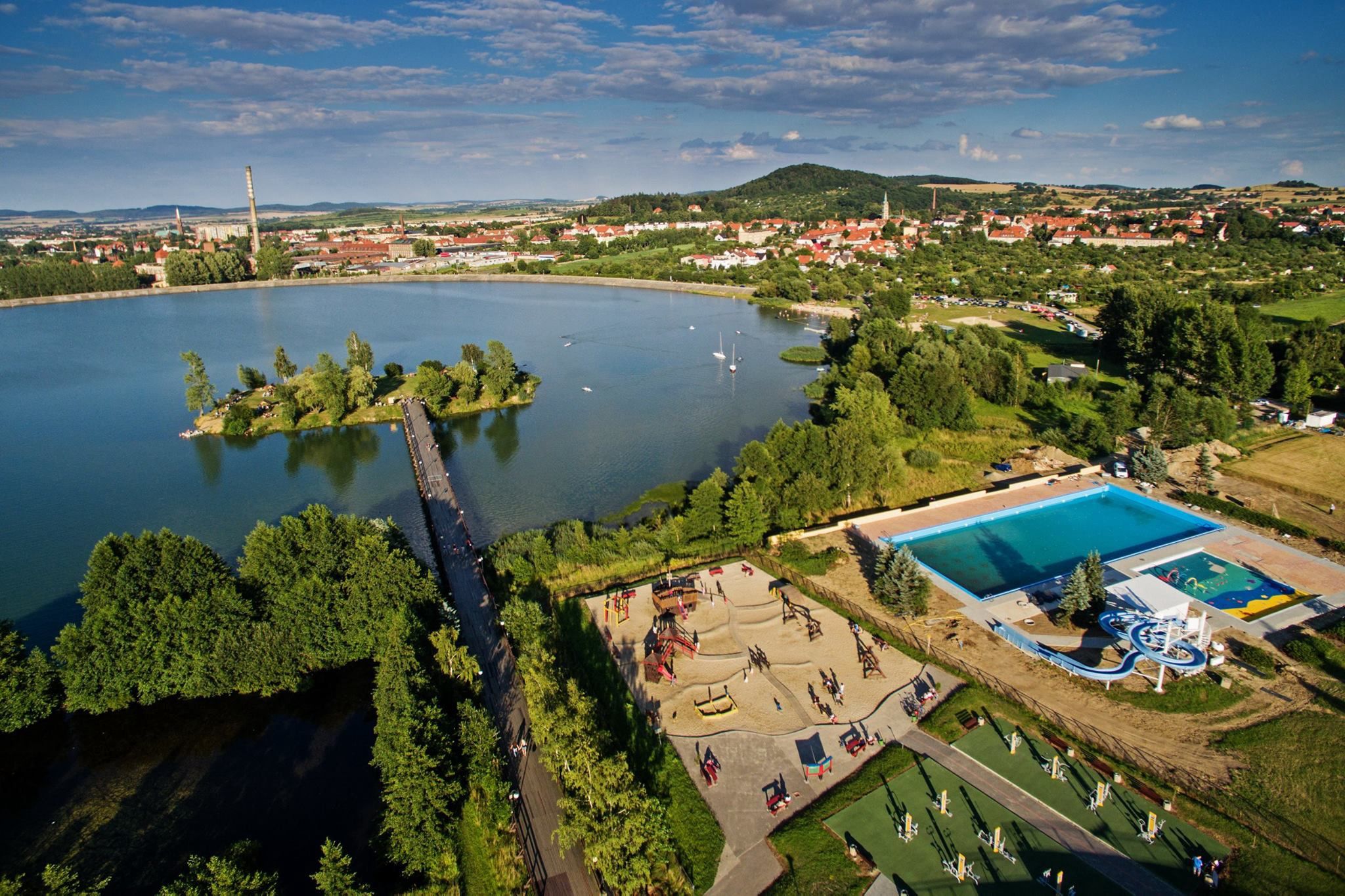 Nad jeziorem znajduje się Camping Sudety
