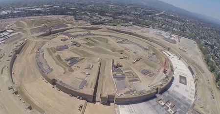 Dron szpieguje plac budowy nowej siedziby Apple’a. Jest gigantyczna!
