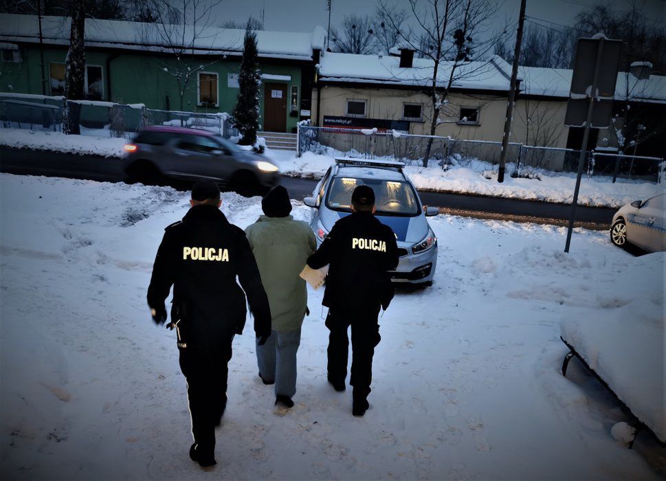 Śląsk. 56-letni mężczyzna pod osłoną nocy wybijał szyby w kamienicy w Mikołowie.