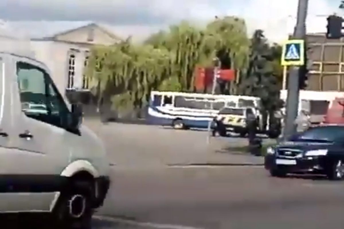 Uzbrojony mężczyzna uprowadził autobus z zakładnikami. Akcja w Łucku
