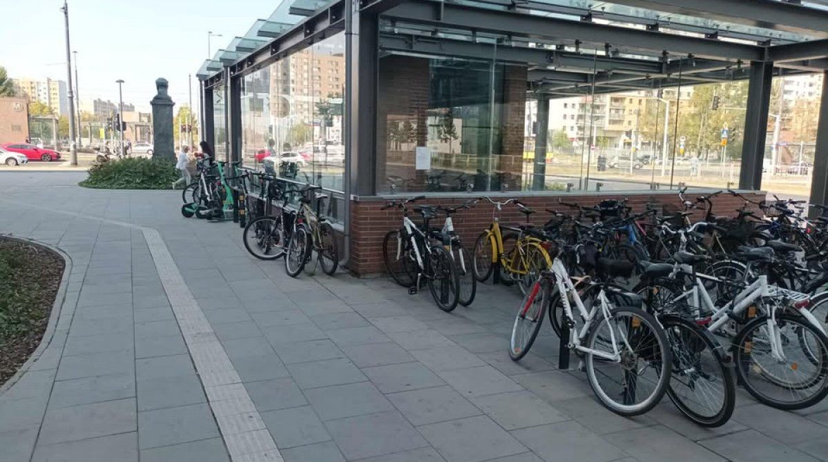 Warszawa: Tłum rowerzystów przy stacji metra