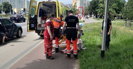 Rekordowe upały. Kobieta leżała na trawie. Obok stało auto na awaryjnych