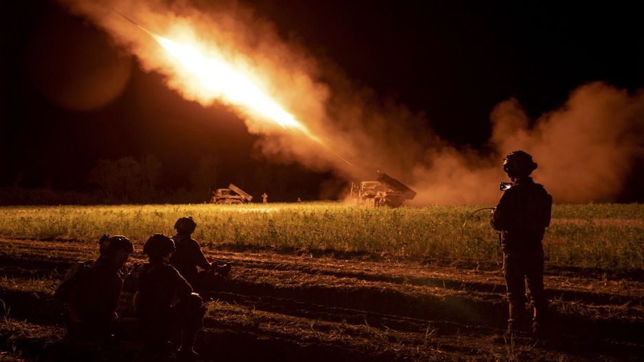Wojna w Ukrainie rok 2023
Members of Ukraine's 80th Air Assault Brigade fire a barrage of rockets in the direction of Bakhmut during a night operation in the Donbas on May 16, 2023. As Ukrainian forces have fought to take back critical areas around Bakhmut, Russian forces have relentlessly worked for months to occupy the city's center.  (Tyler Hicks/The New York Times)
TYLER HICKS