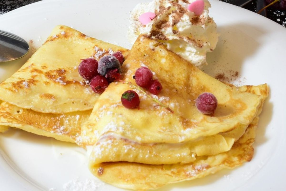 To prepare golden pancakes, it is necessary to take care of the quality of the batter.