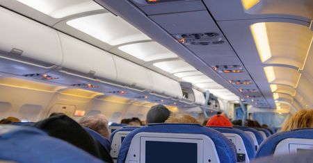 Ustąpił kobiecie w samolocie. Teraz ostrzega innych turystów